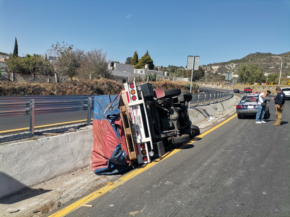Vuelca camioneta cargada con autopartes en la carretera Apizaco-Tlaxcala a la altura de Tepeticpac