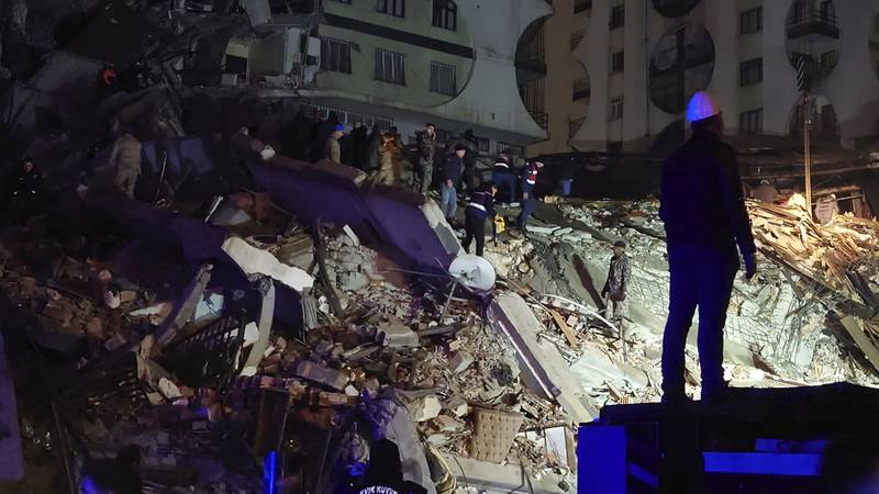 Por: Cortesía Terremoto en Turquía: Mueren más de 2,300 personas y cientos están atrapadas en escombros