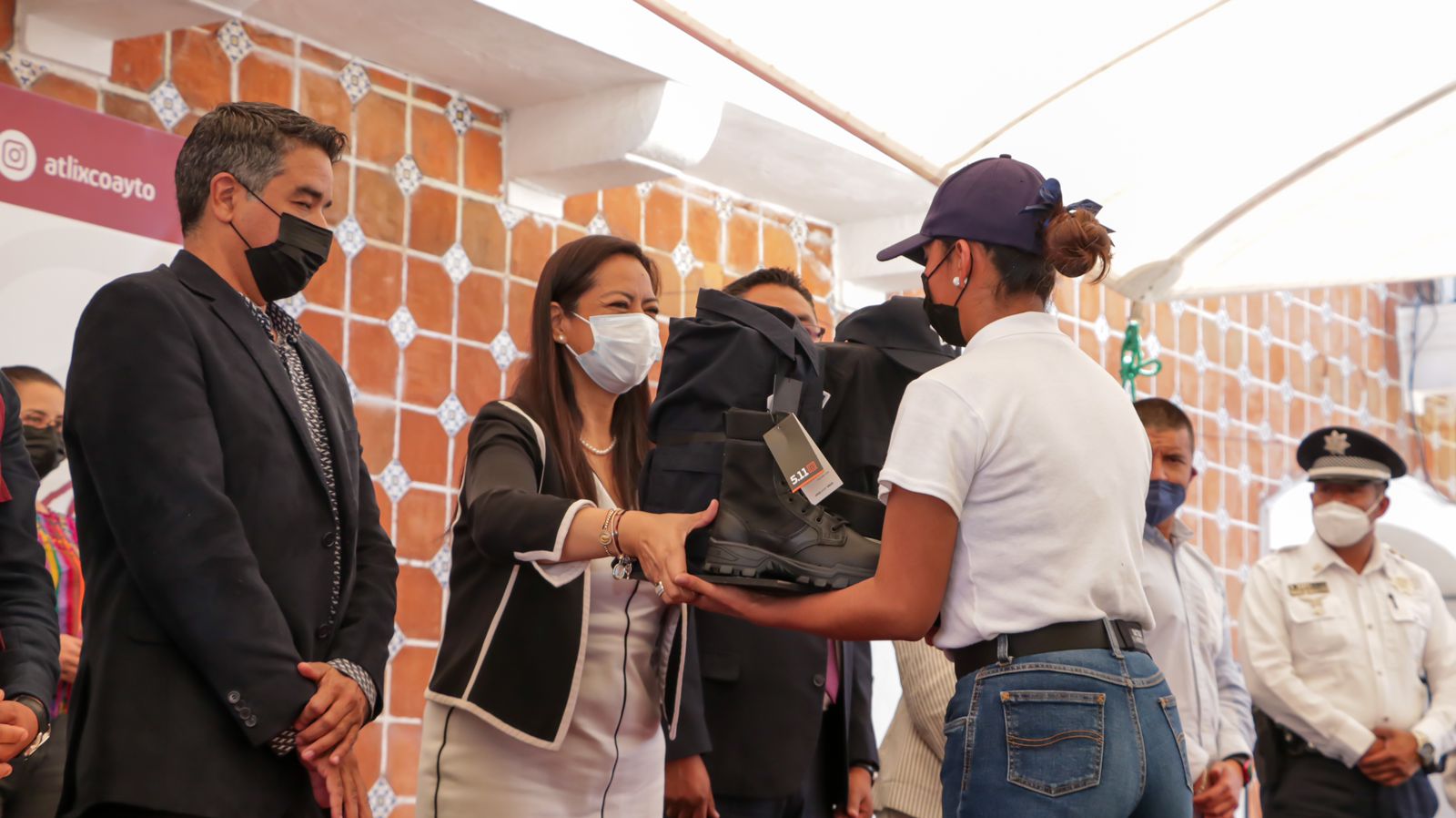 Ariadna Ayala anuncia acciones para fortalecer la seguridad en Atlixco durante la entrega de uniformes a la SSP municipal