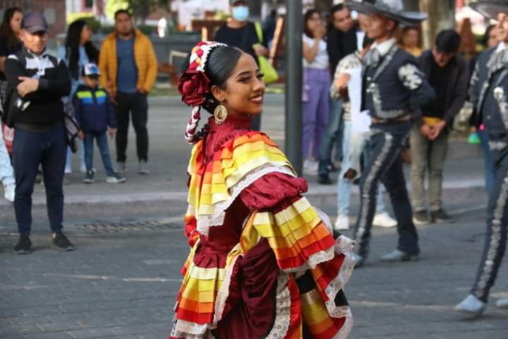 "Ayudamos a formar gente diferente": con muestra de danza folclórica protesta FNERRR Tlaxcala