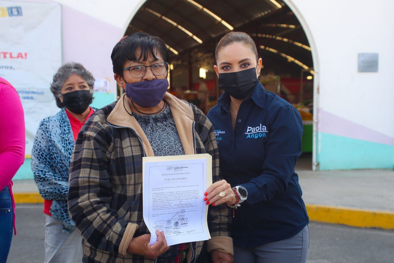 Paola Angon respalda a comerciantes con la dignificación del tianguis Xixitla