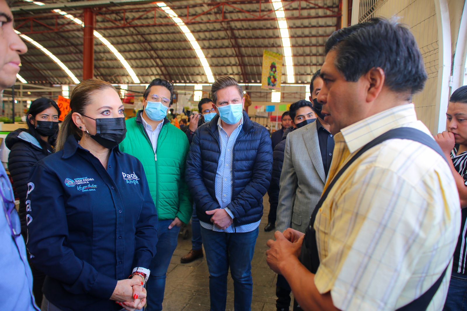 Paola Angon respalda a comerciantes con la dignificación del tianguis Xixitla