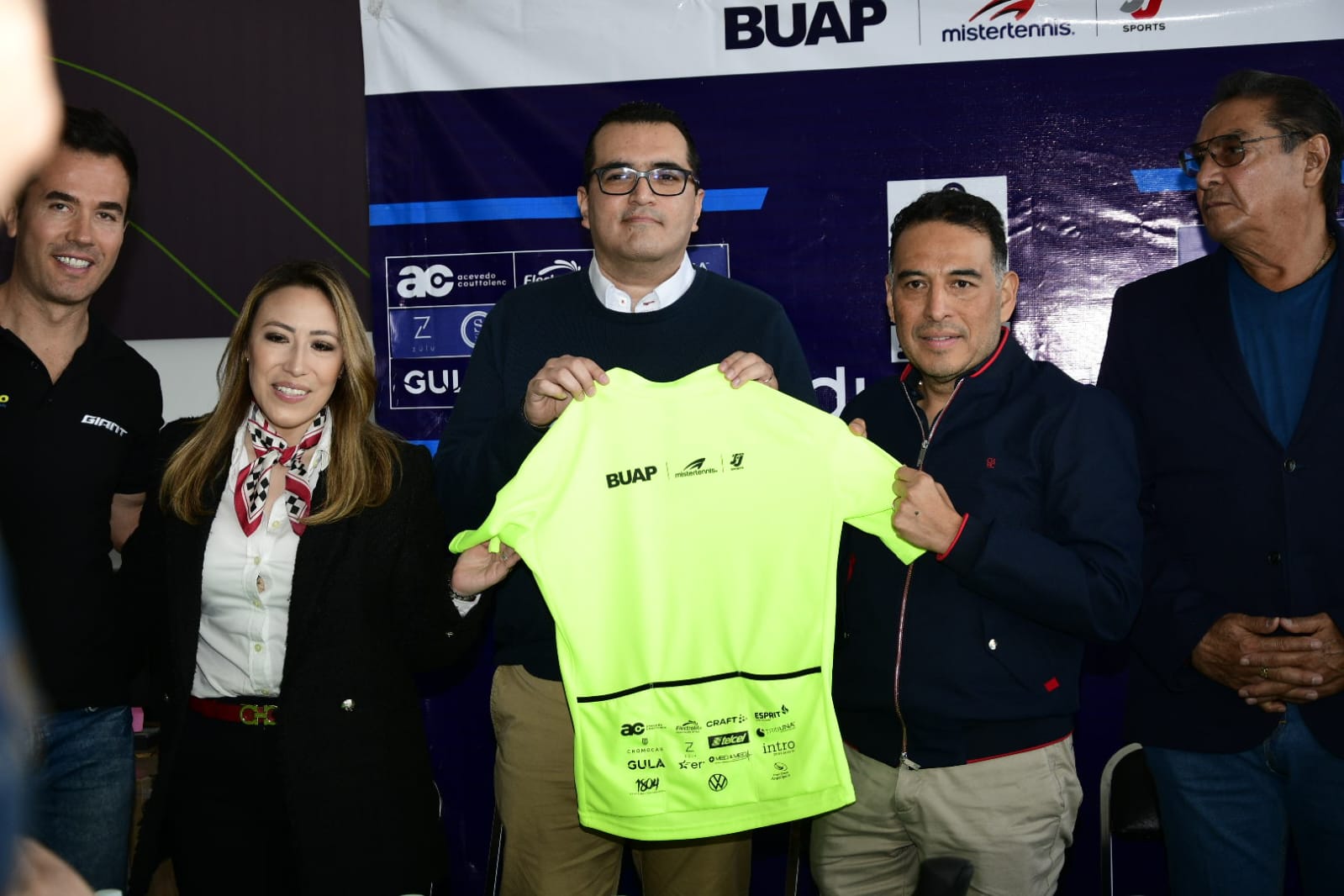 Por: Cortesía Presentan la playera y medalla para el Duatlón Puebla-BUAP