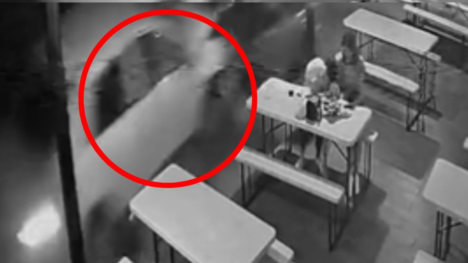 Captan momento en que conductor pierde el control, impacta a otro y deja a una pareja prensada (Vídeo)