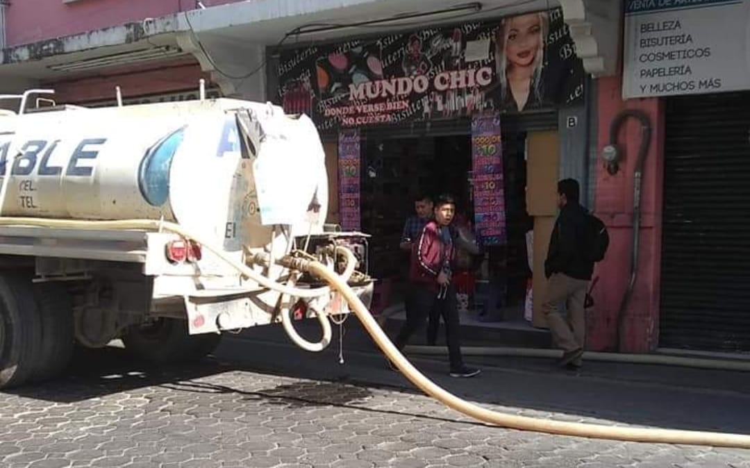 Abastecen con pipas de agua a vecinos que presentan irregularidad en servicio de agua potable: Sosapach