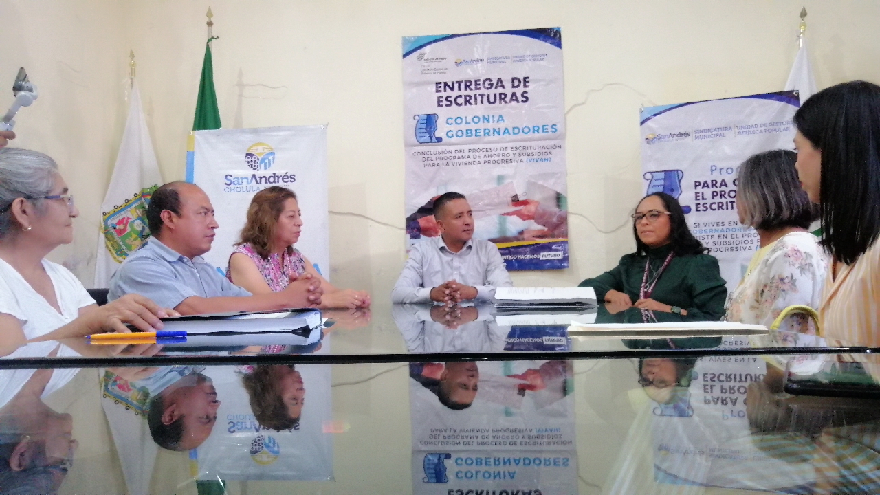 Edmundo Tlatehui entrega escrituras a propietarios de vivienda de colonia Gobernadores