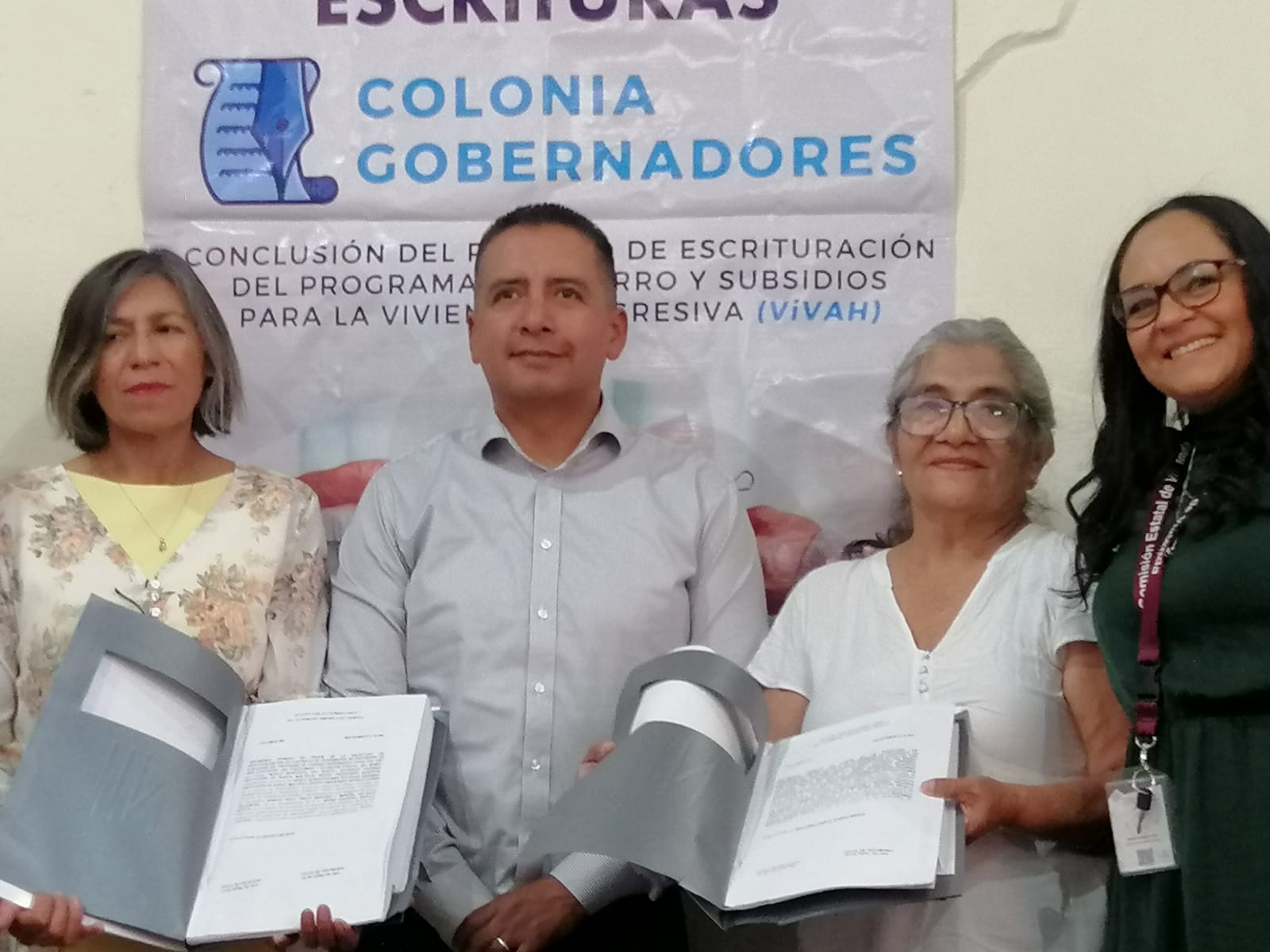 Edmundo Tlatehui entrega escrituras a propietarios de vivienda de colonia Gobernadoress