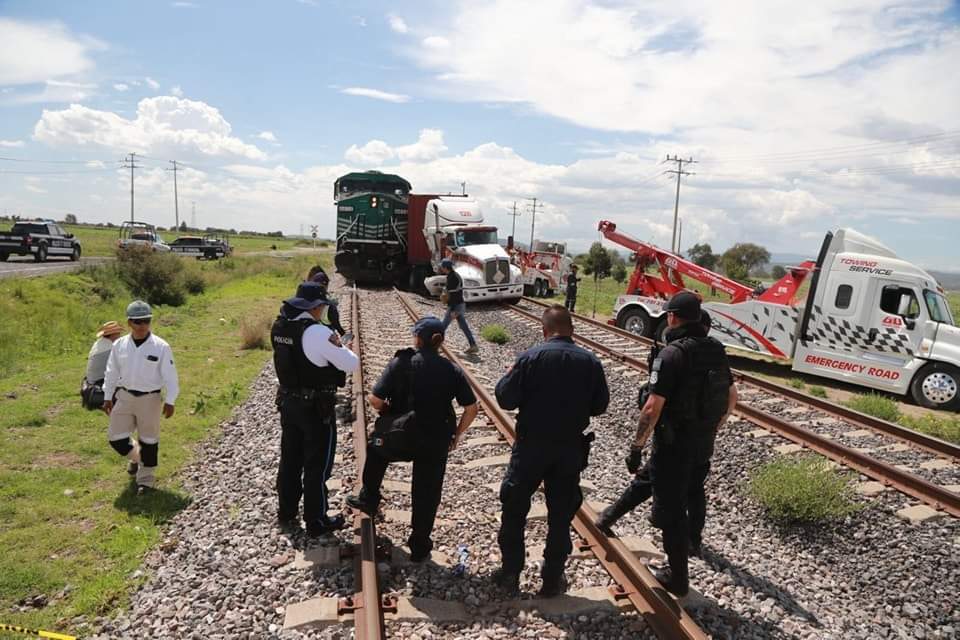Por: Especial  Chófer de Trailer salva la vida tras ser arrollado por el tren en Huamantla