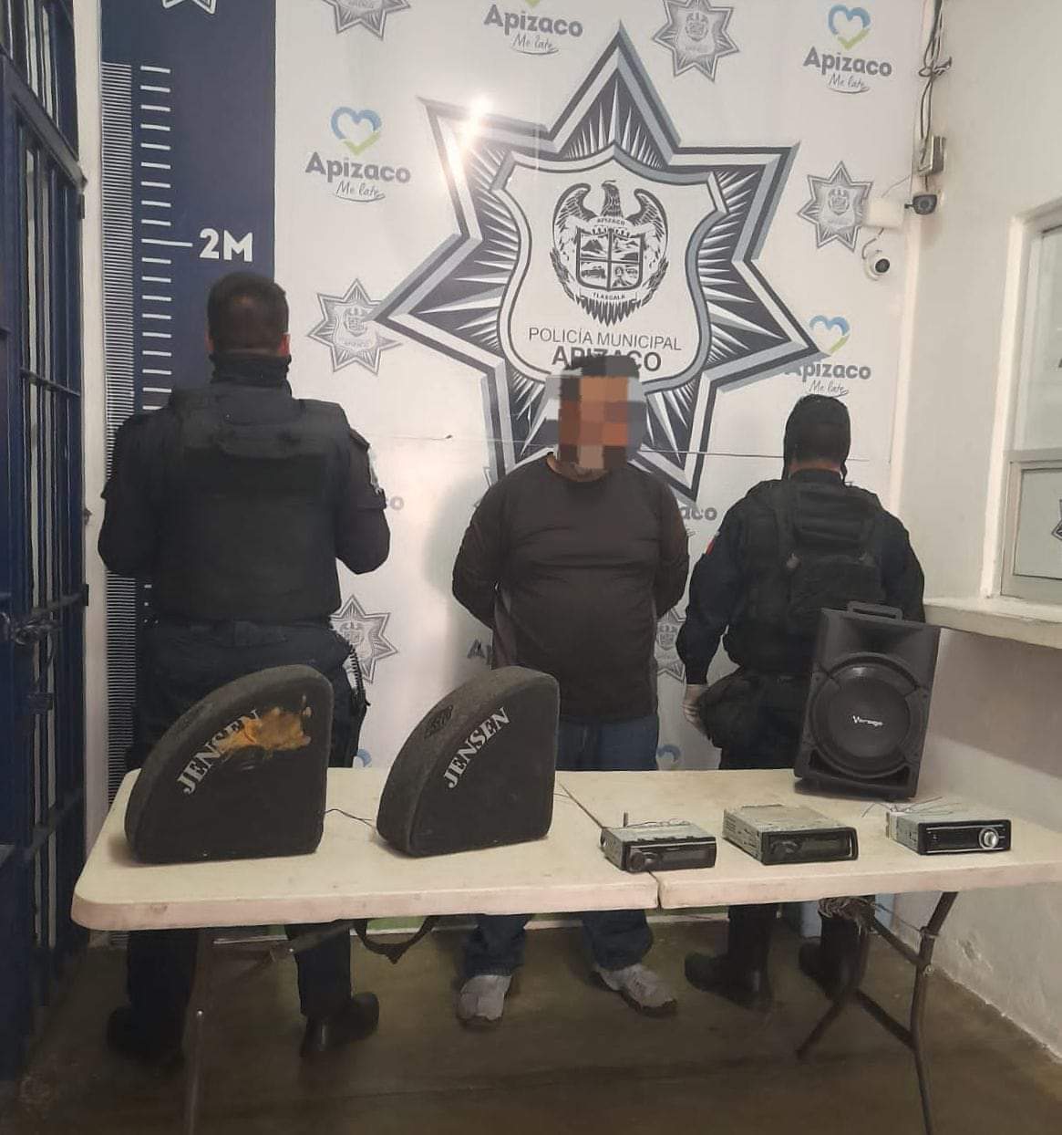 Por: Cortesía En persecución, policías municipales de Apizaco aseguran a un sujeto por robo de autopartes