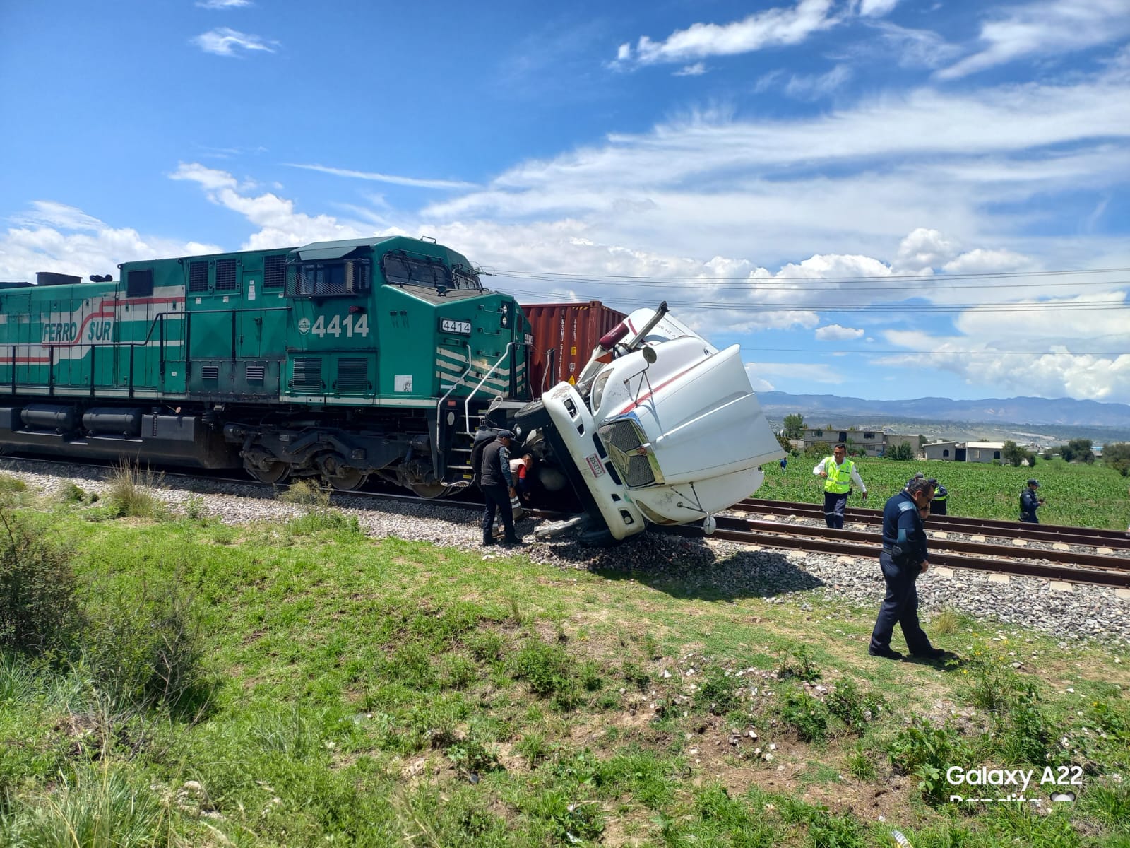 Por: Cortesía Trailero salva la vida después de intentar ganarle el paso al tren, en Huamantla