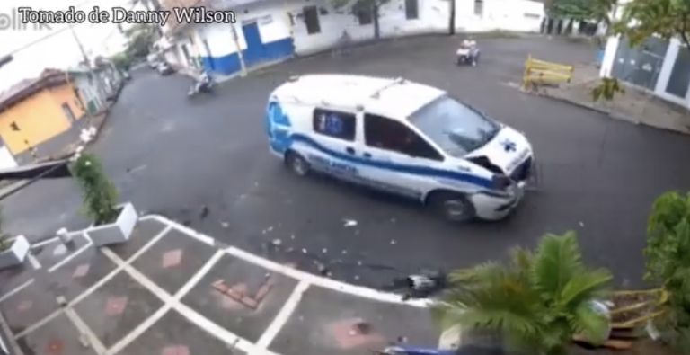 Por: Cortesía Ambulancia a exceso de velocidad choca contra un motociclista en brutal accidente (Vídeo)