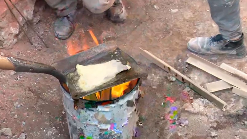 Por: Cortesía Albañiles sorprenden con delicioso platillo: "milanesas a la pala"; se hacen virales (Vídeo)