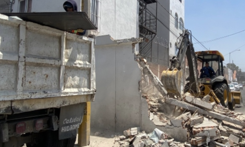 Por: Cortesía ¡Fuera invasiones! Secretaría de Movilidad de Puebla demuele bardas construidas ilegalmente en vía pública