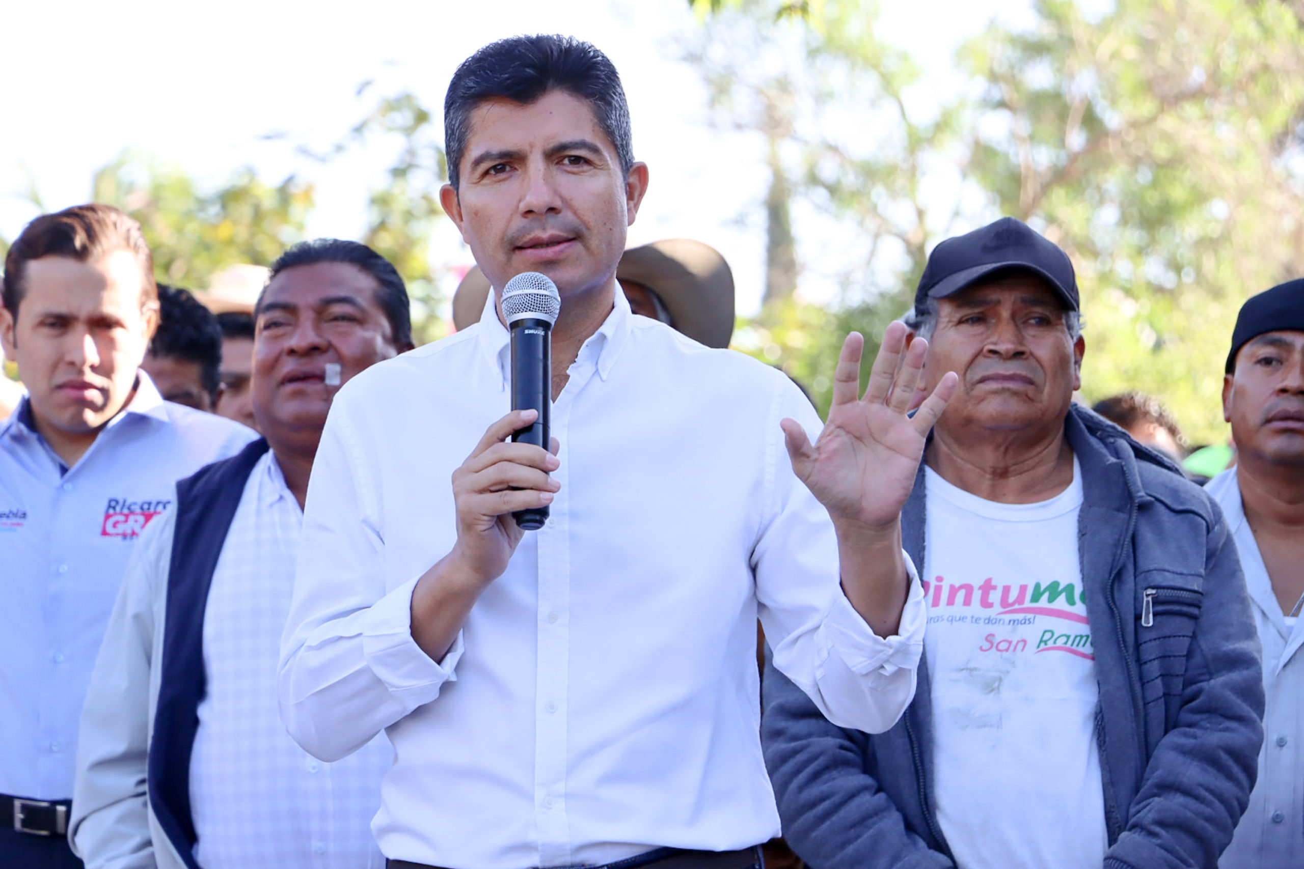  Eduardo Rivera solicita recursos federales para pavimentación de calles