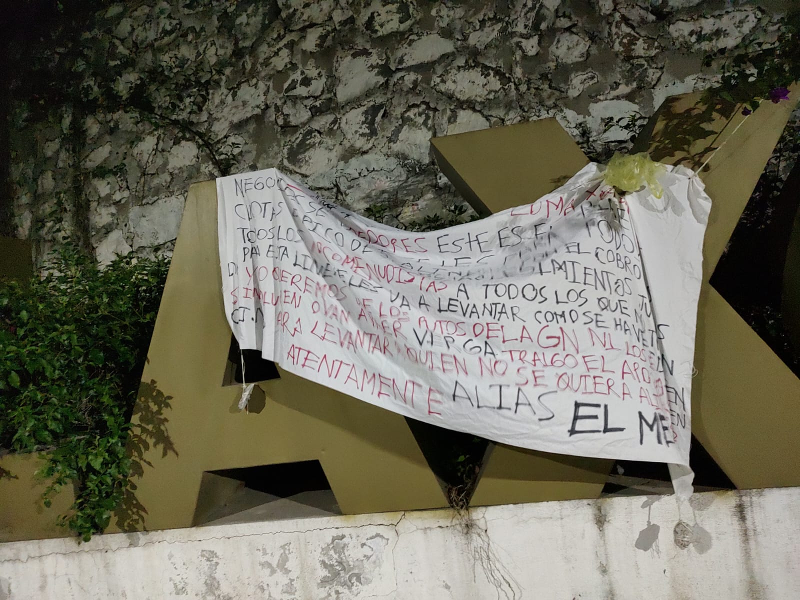 Identifican vehículo involucrado en colocación de manta con amenazas, en Tlaxcala