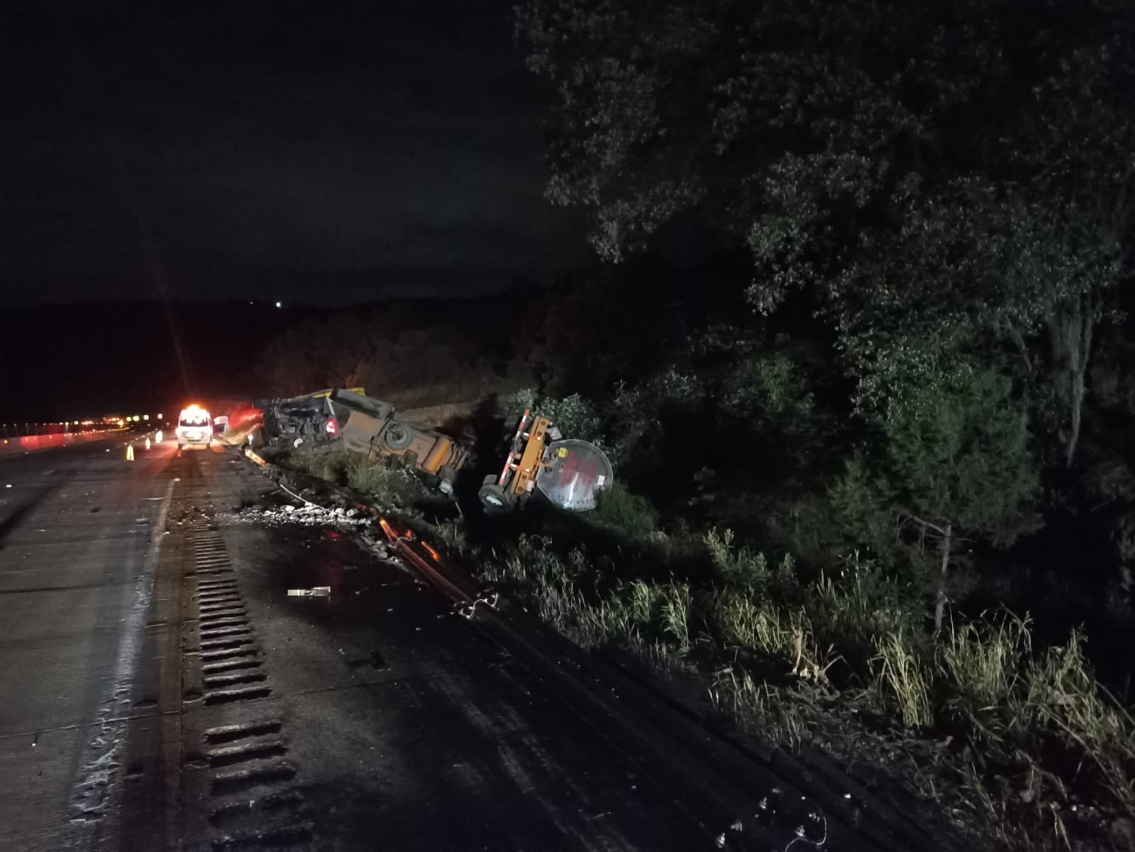 Vuelca pipa cargada con combustoleo en Arco Norte, Ixtacuixtla