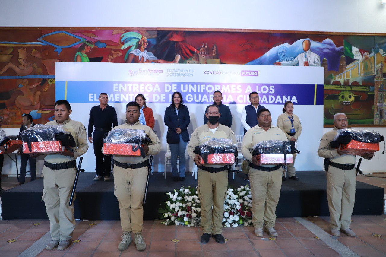 Entrega Mundo Tlatehui uniformes a elementos de la guardia ciudadana