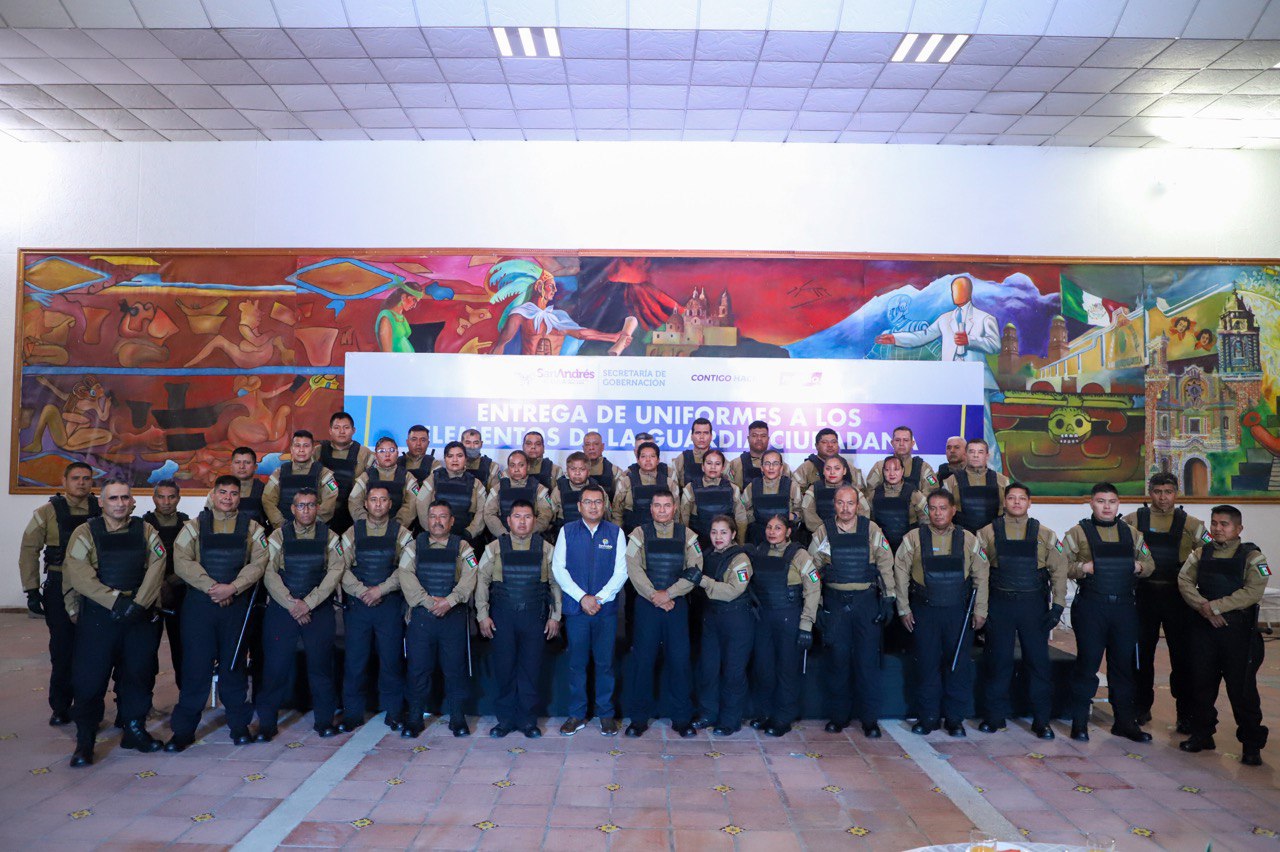 Comunicado oficial Entrega Mundo Tlatehui uniformes a elementos de la guardia ciudadana