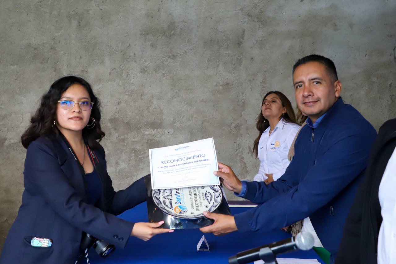 Comunicado oficial Entrega Mundo Tlatehui reconocimientos a docentes del IEEA, por su contribución para abatir el rezago educativo