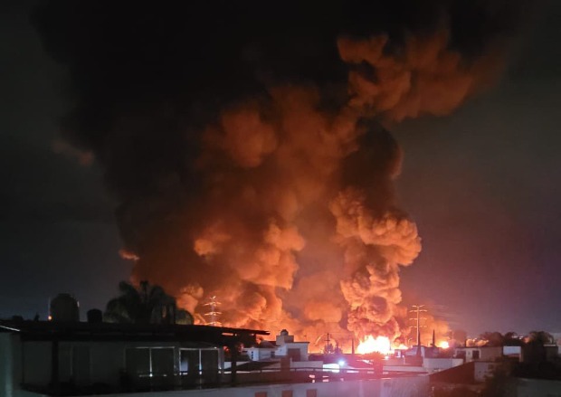 Por: Cortesía Muere una persona tras volcadura de pipa en Periférico