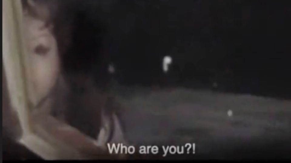 Por: Cortesía Captan aterradora criatura con forma de mujer rogando para dejarla entrar a una casa (Vídeo)