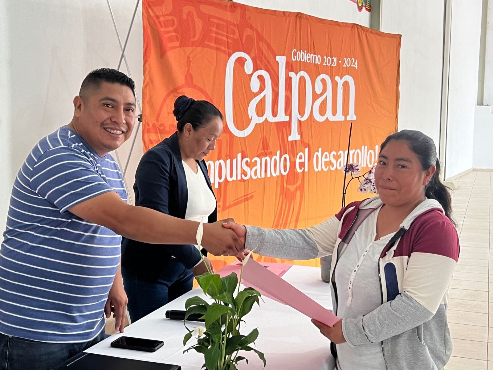 Por: Cortesía Lula Pineda Salientes alumnos del INEAH reciben diploma de graduación de manos de Fernando Castillo