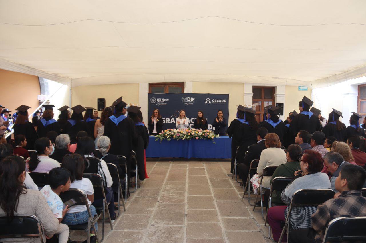 Encabeza Paola Angon ceremonia de graduación del CECADE Cholula