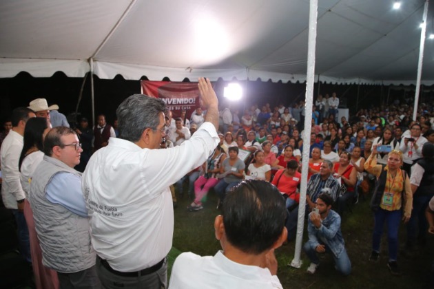 Por: Cortesía Sergio Salomón acordará con CFE cobertura total de internet en Puebla