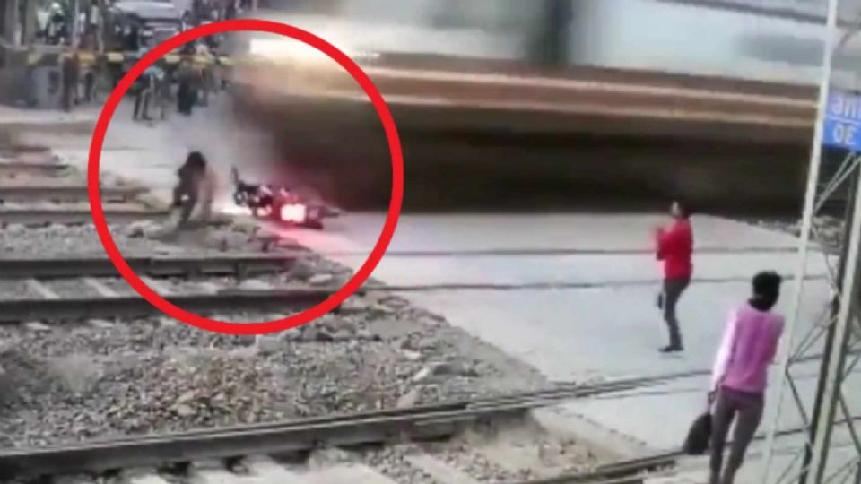 Por: Cortesía Motociclista casi muere triturado por un tren, una distracción en un instante causó el incidente (Vídeo)