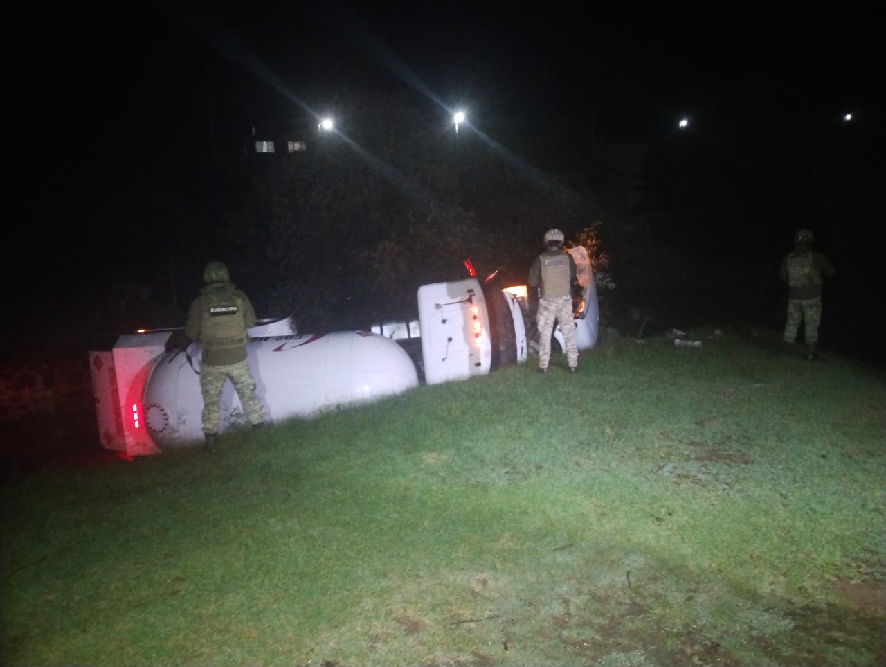 Asegura Ejército Mexicano pipas y predio presuntamente usados para el trasiego de huachigas