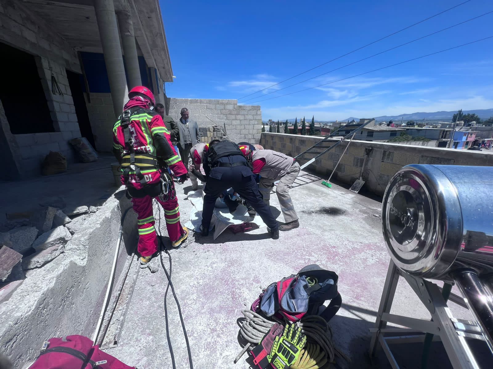 Intentaba quitar una lona y muere al electrocutarse, en Huamantla