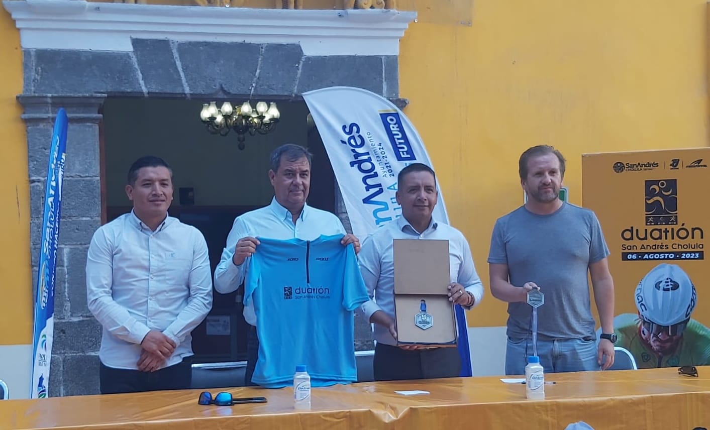 Edmundo Tlatehui presenta jersey y medalla de “Duatlón San Andrés Cholula 2023”
