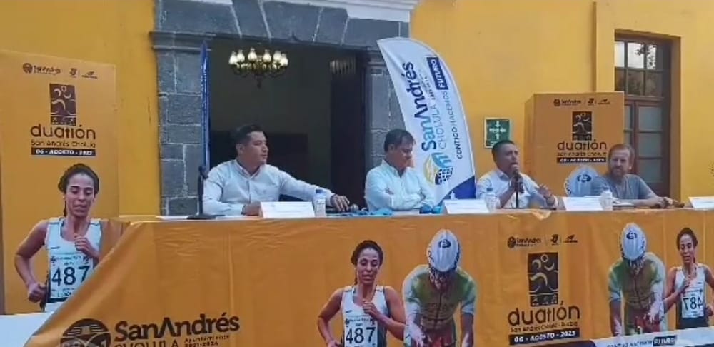 Por: Cortesía Lula Pineda Edmundo Tlatehui presenta jersey y medalla de “Duatlón San Andrés Cholula 2023”