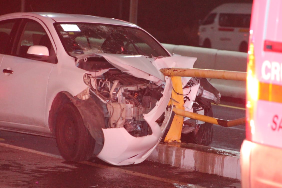 Muere mujer en choque de auto vs muro de contención, en Apetatitlán