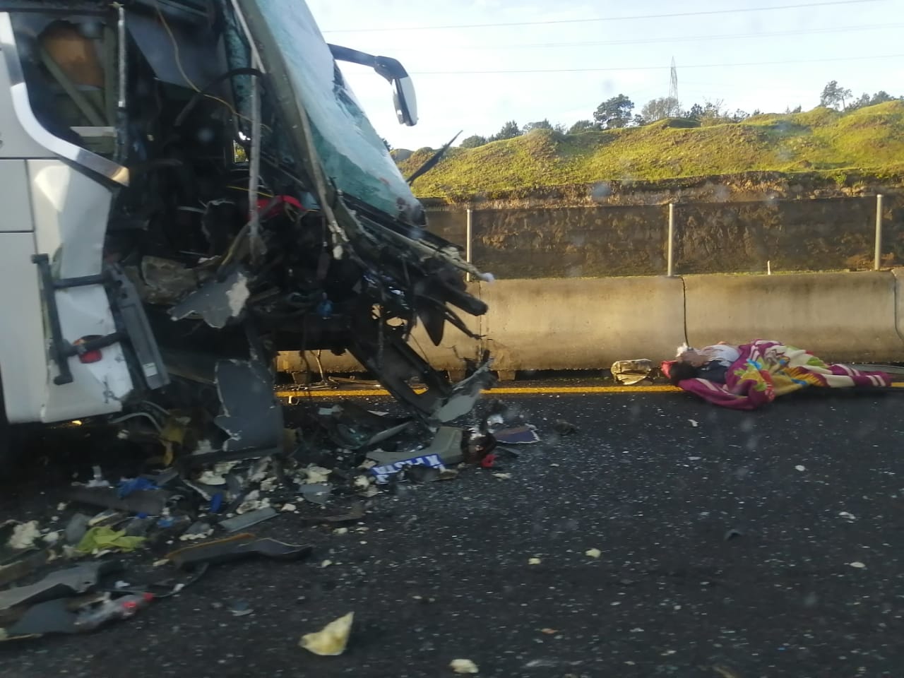 Muere copiloto de autobús que chocó contra tráiler en Calpulalpan