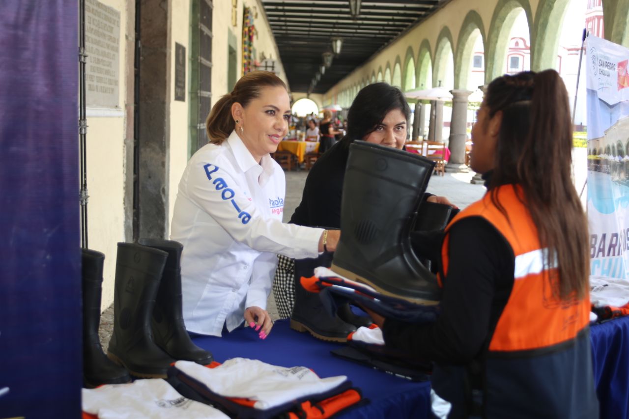 Comunicado oficial Paola Angon encabeza jornada Integral de Atención y entrega uniformes a personal de limpia