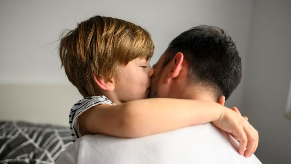 Por: Cortesía Critican a un padre por besar en la boca a su pequeño hijo y desata debate en redes (Vídeo)