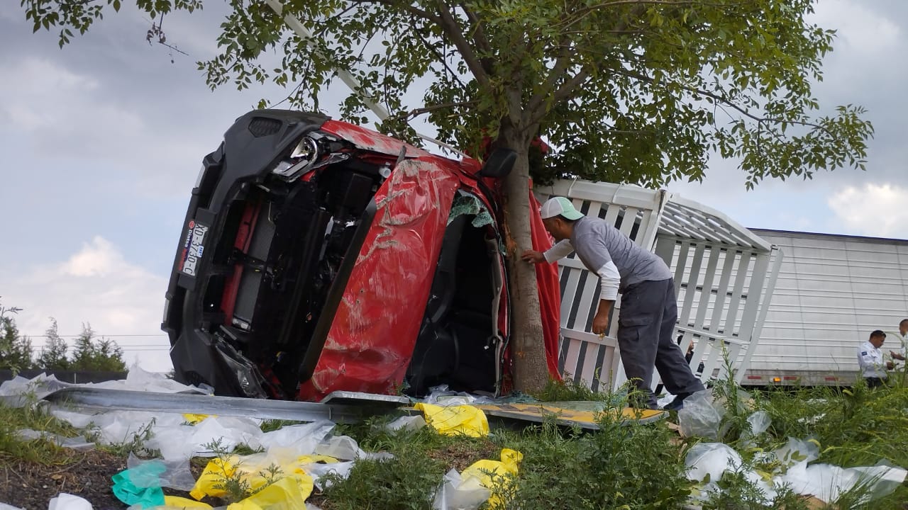 Salvan la vida tras volcar en su camioneta, en Yauhquemehcan 