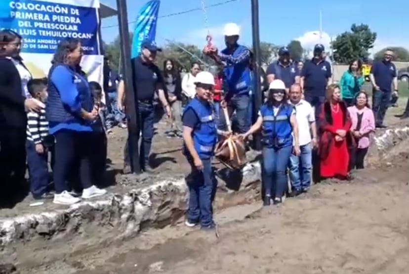 Coloca Edmundo Tlatehi primera piedra de preescolar “San Luis Tehuiloyocan” 