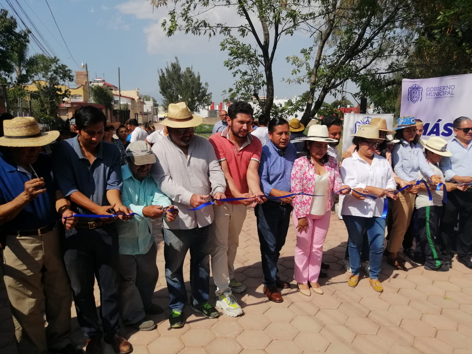 Invierte Ayuntamiento de Cuautlancingo dos millones de pesos en pavimentación de calle Ojo de Agua 