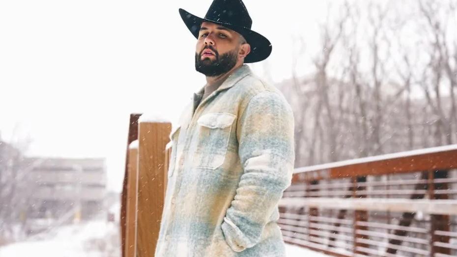 Carín León niega versión se sufrir accidente en avioneta que se desplomó en Veracruz