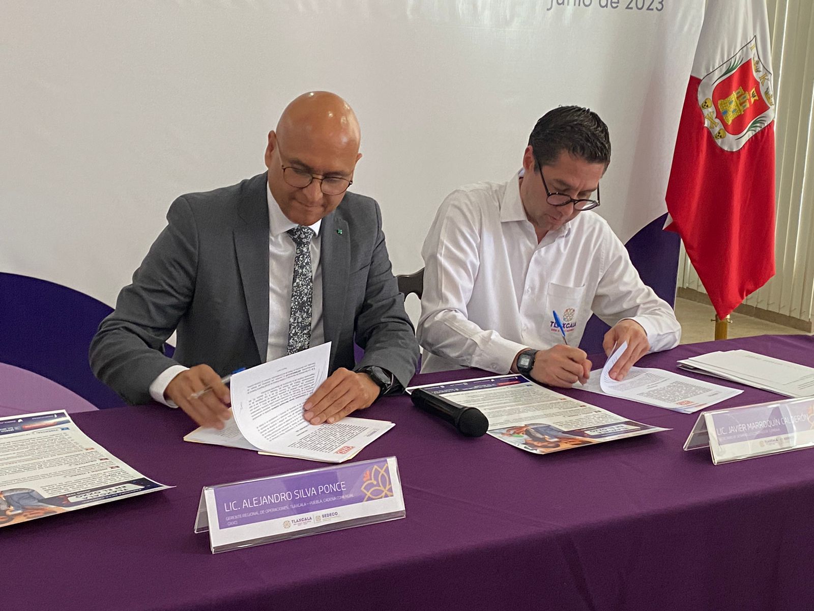 Firman convenio para vender productos tlaxcaltecas en oxxos 