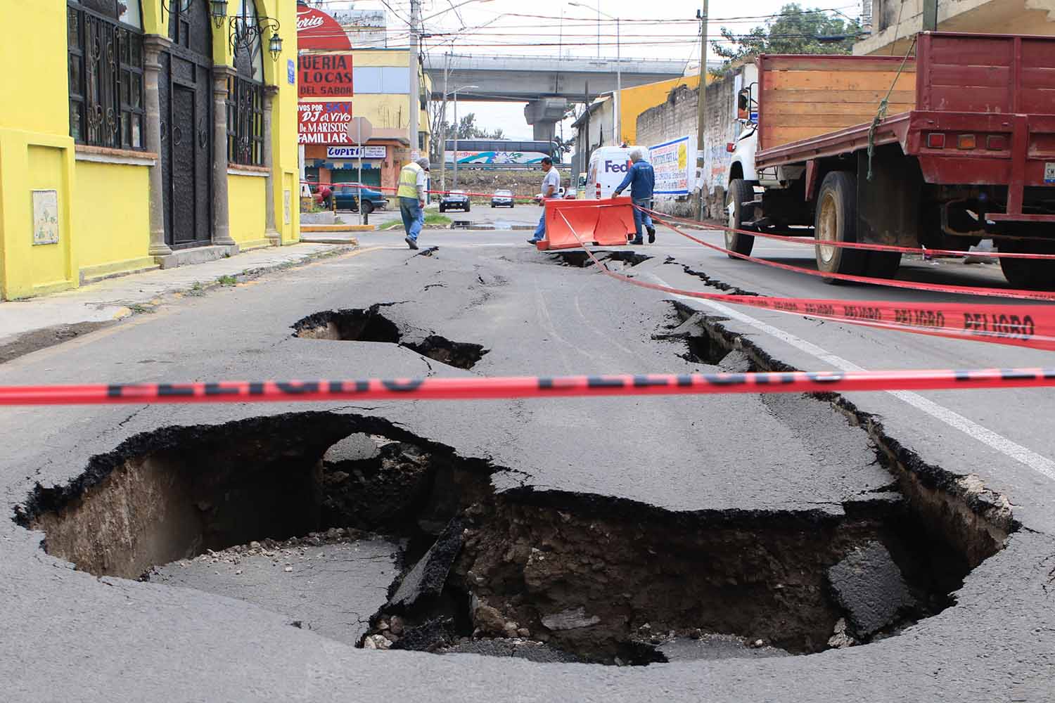 Reportan ocho hundimientos en Puebla por desgaste del drenaje
