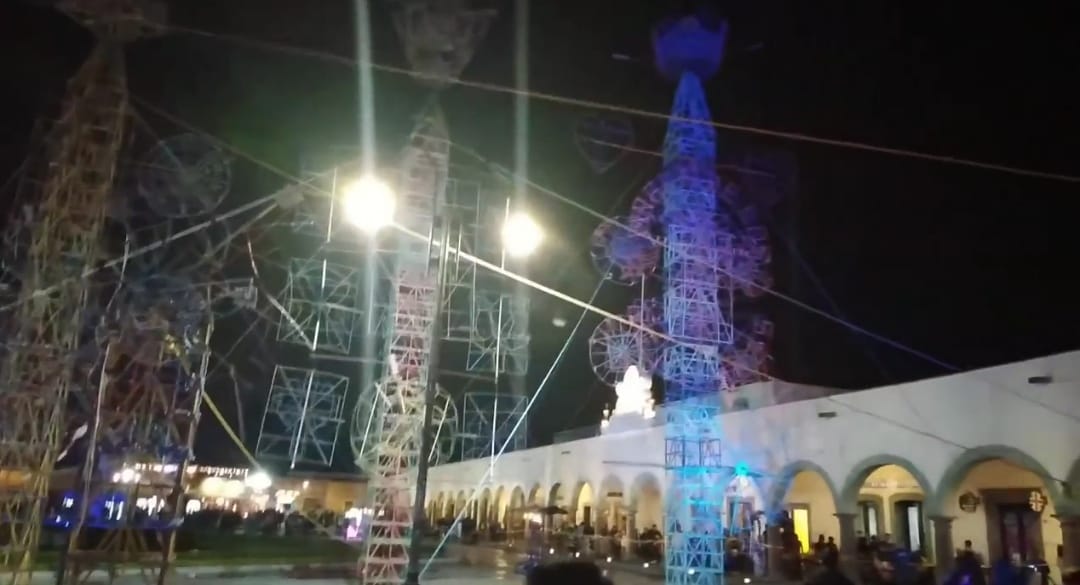 El cielo se cubre de colorido con los fuegos artificiales de los pirotécnicos de San Cristóbal Tepontla