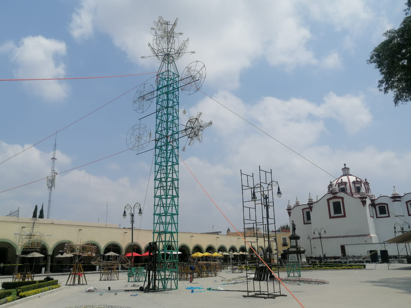 Por: Cortesía Lula Pineda El cielo se cubre de colorido con los fuegos artificiales de los pirotécnicos de San Cristóbal Tepontla