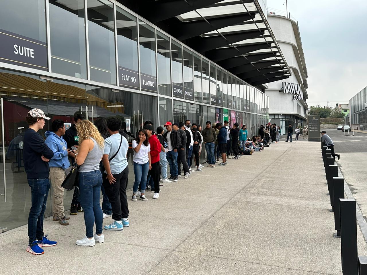Largas filas para adquirir boletos al concierto de Junior H en Cuautlancingo