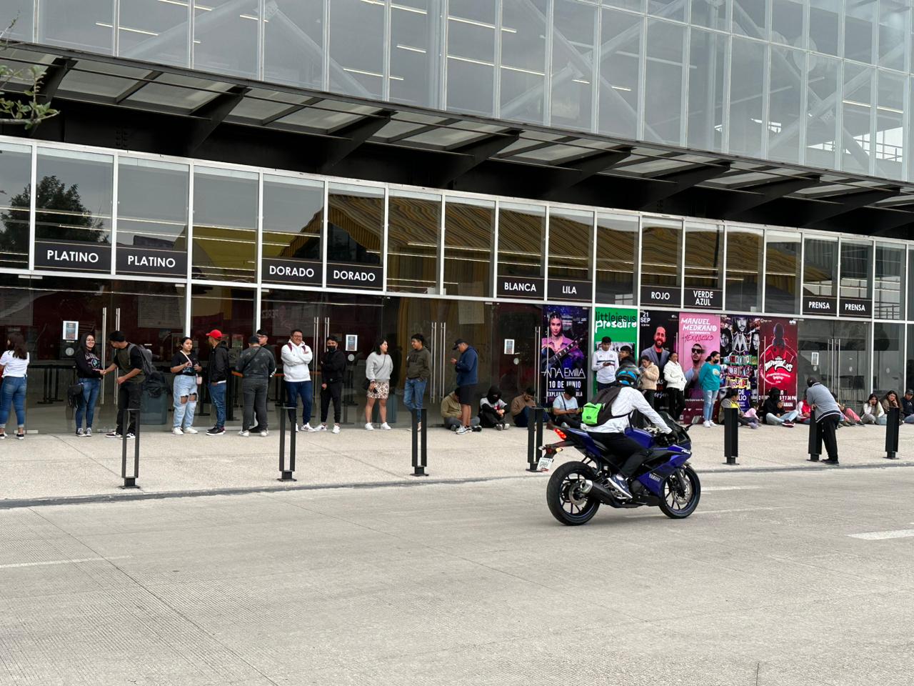 Por: Cortesía Lula Pineda Largas filas para adquirir boletos al concierto de Junior H en Cuautlancingo