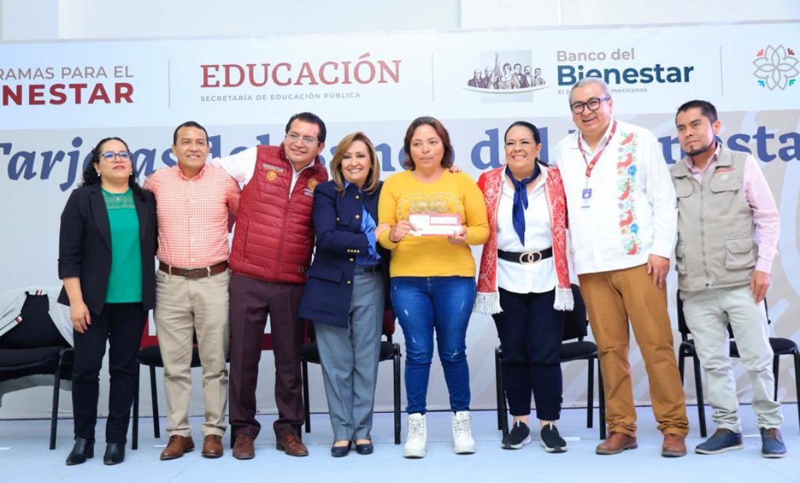 Por: Cortesía Encabeza Lorena Cuellar entrega de tarjetas del programa Leen