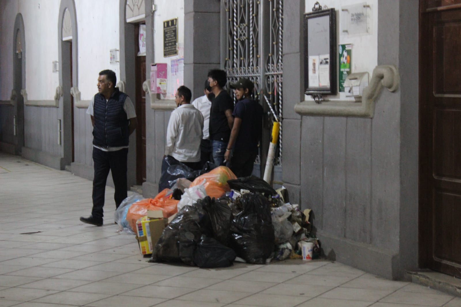 Tiran pobladores de Zacatelco basura en instalaciones de la alcaldía