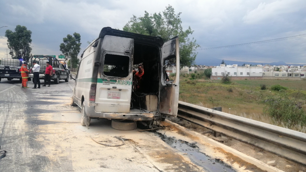 Por aparente falla eléctrica ambulancia del IMSS es consumida en su totalidad en el Periférico Ecológico